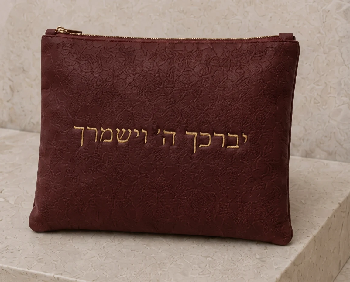 כיסוי בורדו יברכך ה׳ — הגוון היחיד בקולקציה שאינו ניטרלי.