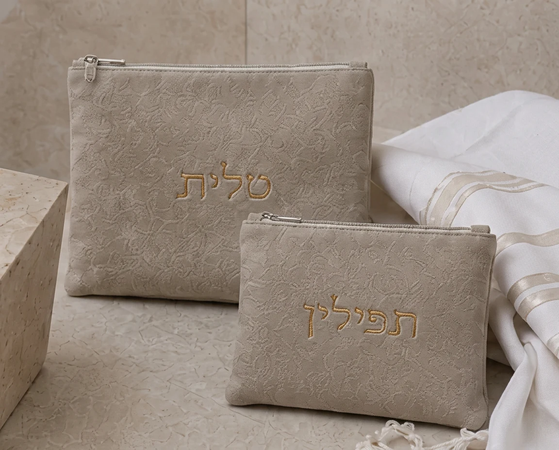 סט אבן טלית ותפילין — רקמת ״טלית״ ו״תפילין״ בגוון אבן.